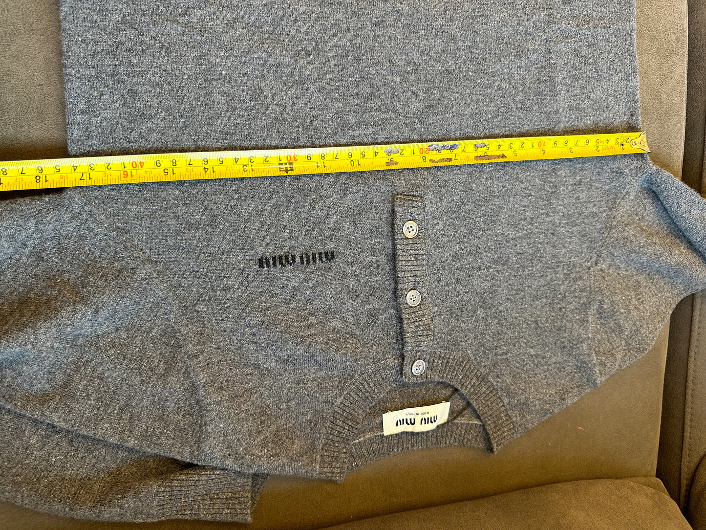 Camisola de Caxemira com Botões Miu Miu em Cinzento Carvão