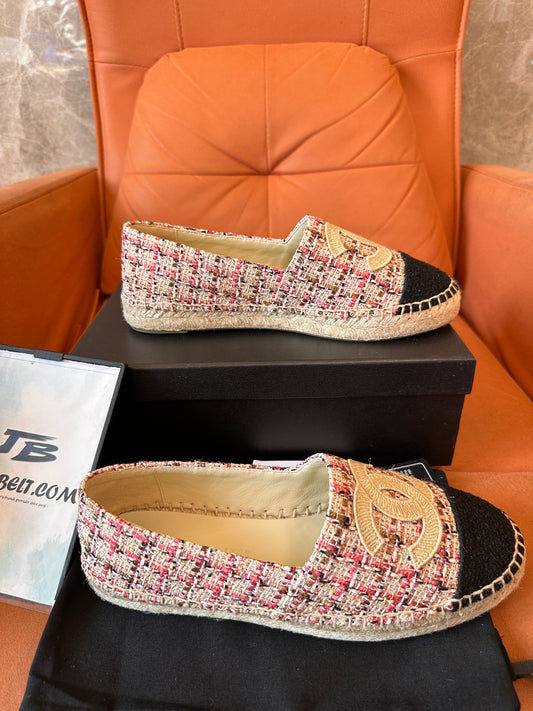 Alpargatas de tweed de Chanel con logotipo CC