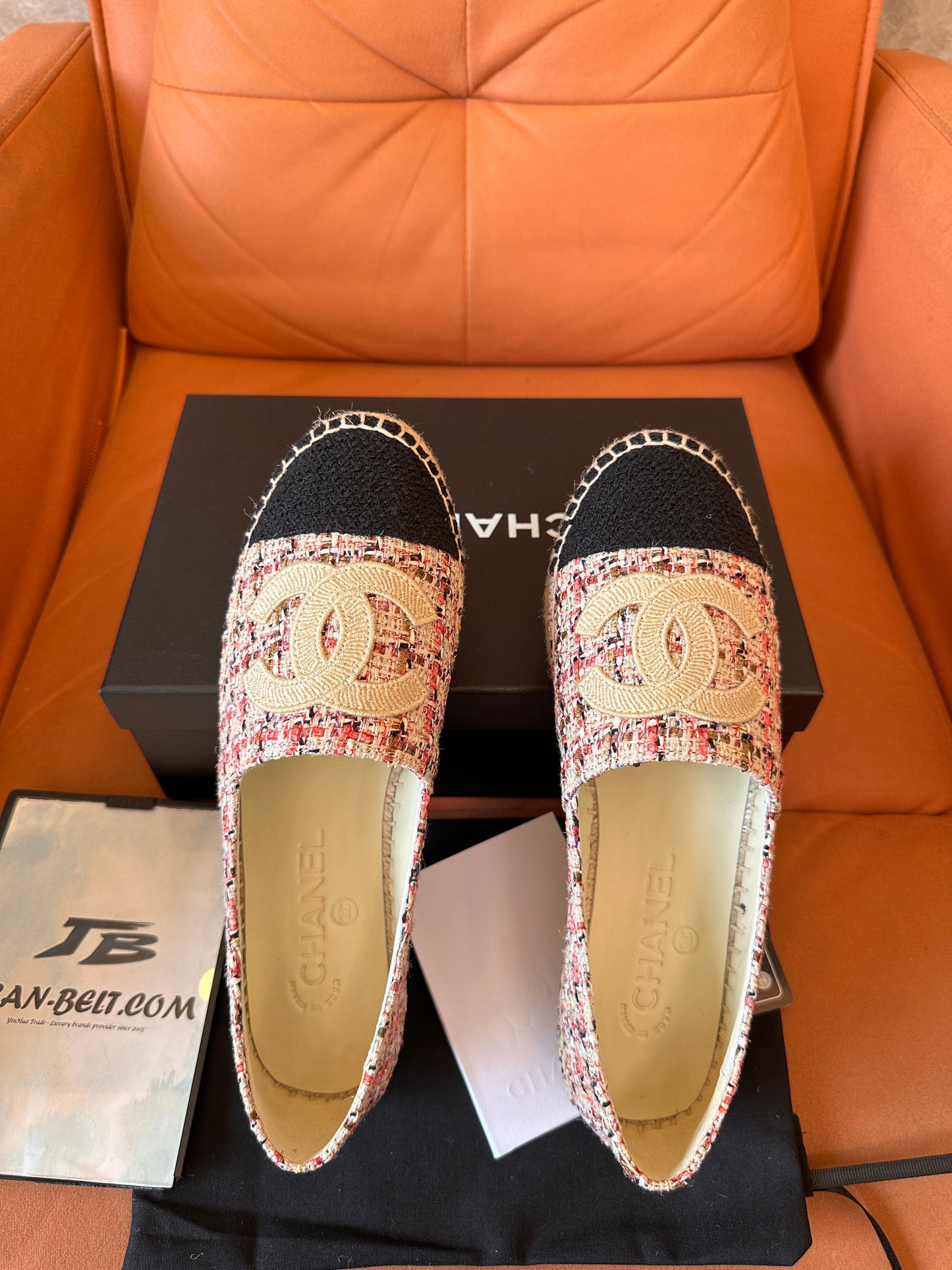 Alpargatas de tweed de Chanel con logotipo CC