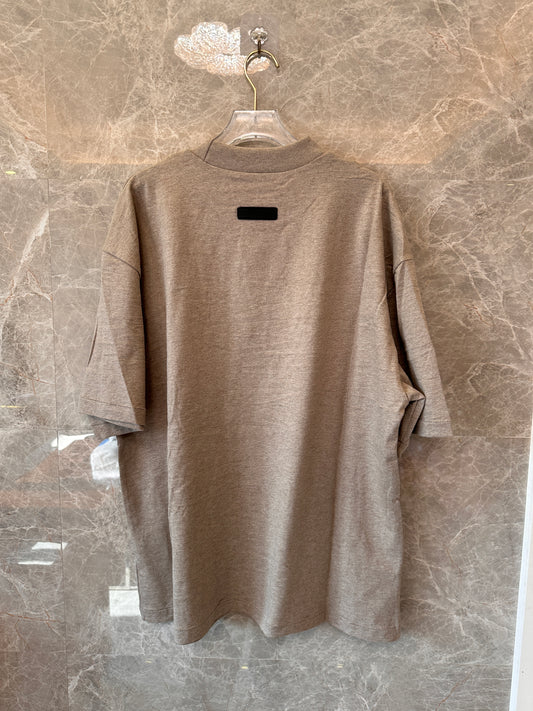 Camiseta extragrande Fear of God Essentials en color topo