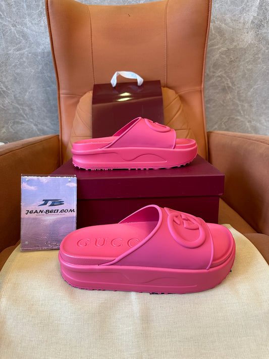 Sandalias de plataforma Gucci de goma con GG en color rosa - 677852