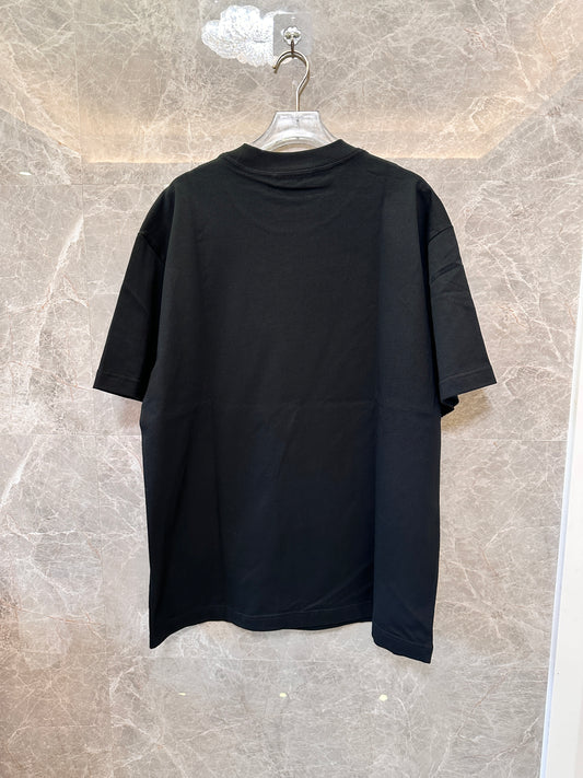 Camiseta negra con el logo de Fendi y el gráfico "Fendi Roma"