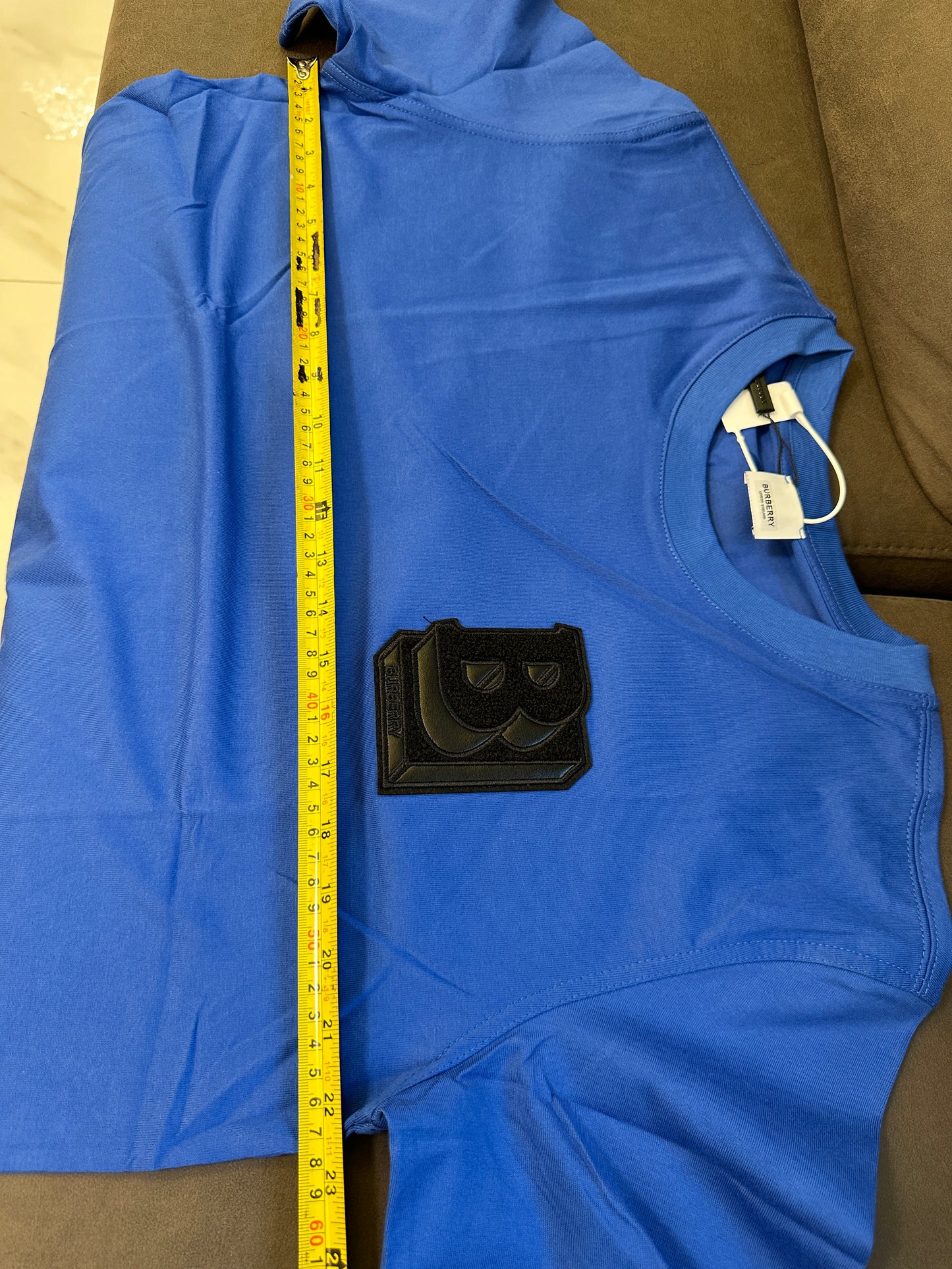 Camiseta azul de Burberry con parche B de chenilla