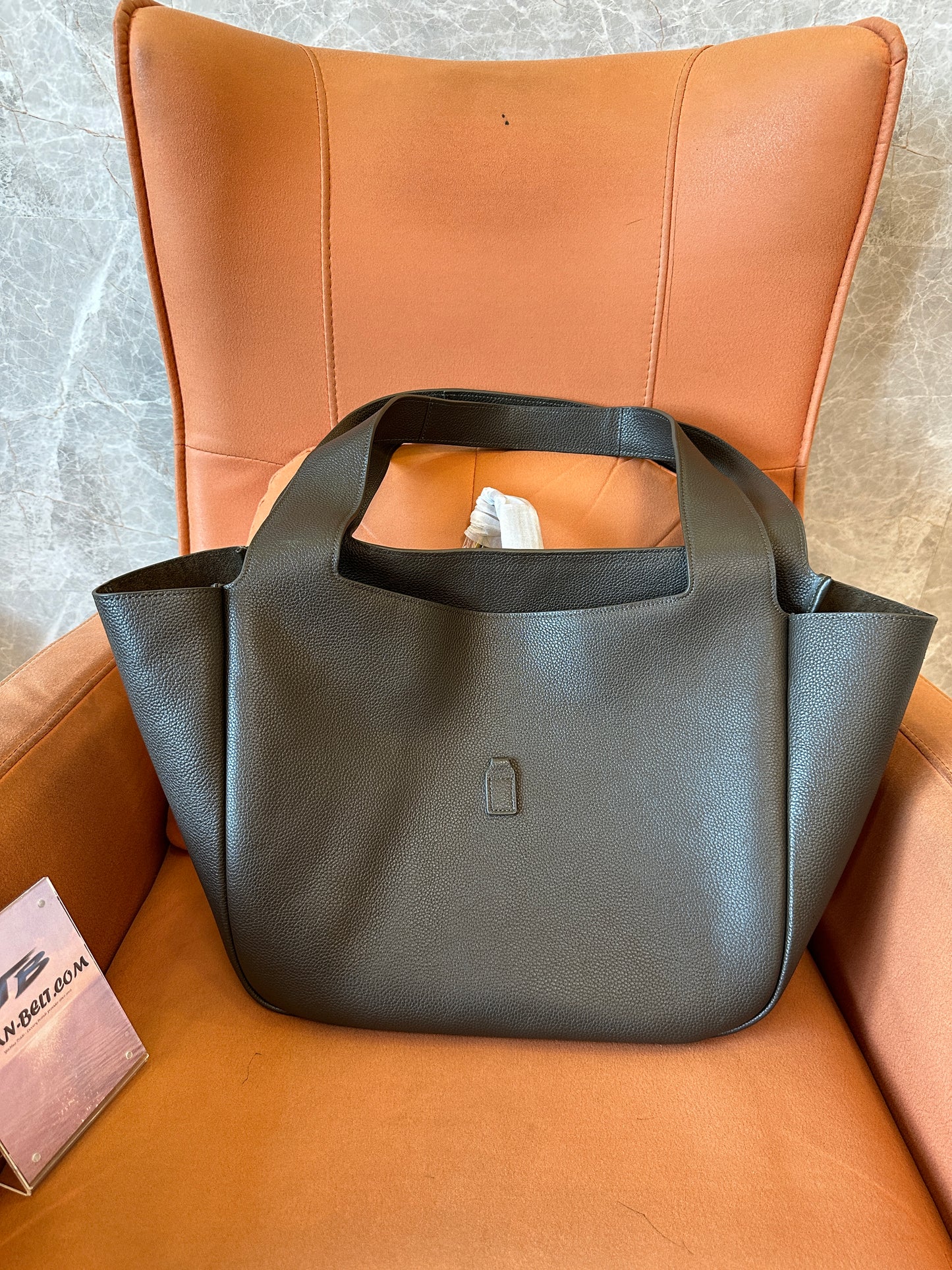 Bolso tote de piel verde oliva de YSL