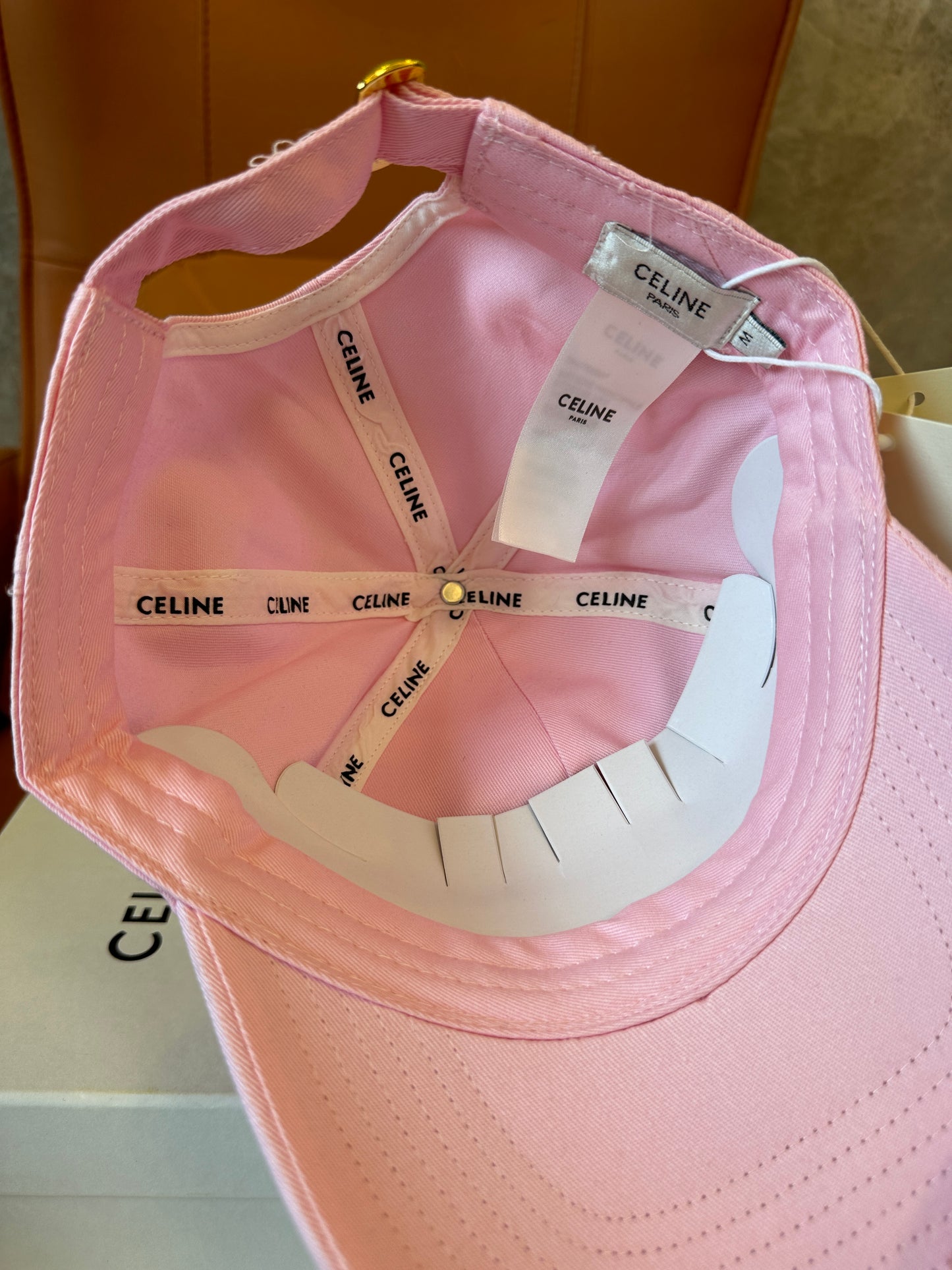 Gorra de béisbol rosa de Celine Paris con bordado