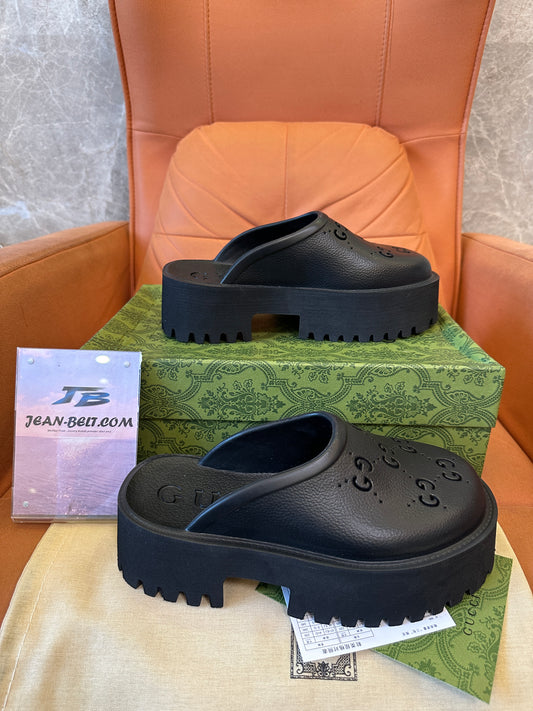 Zuecos de plataforma de cuero negro con logotipo GG de Gucci