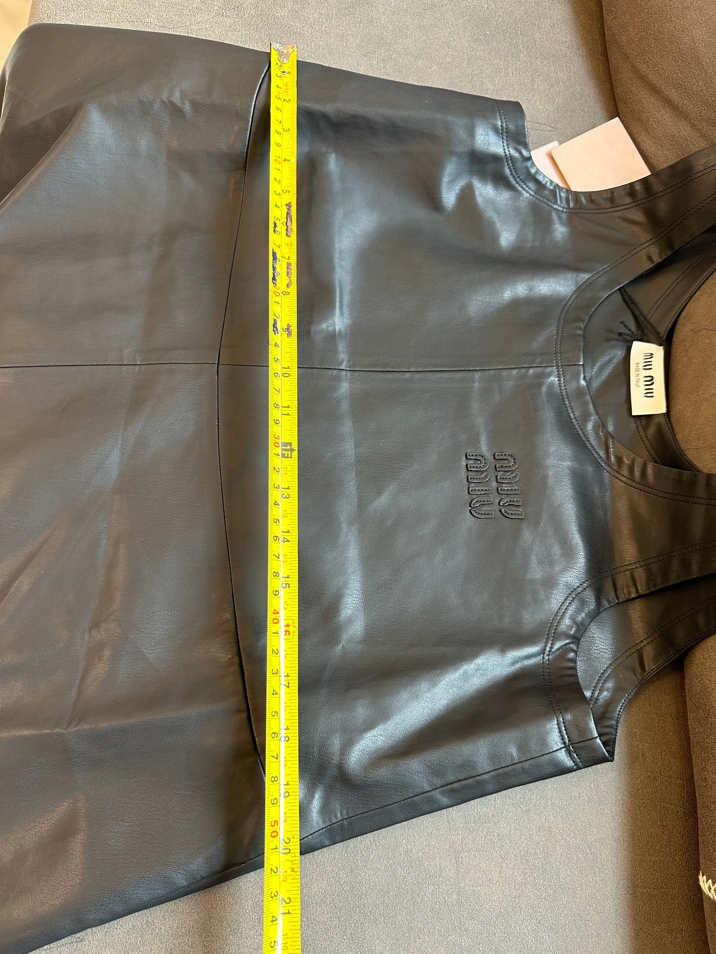 Vestido mini de piel sin mangas negro de Miu Miu