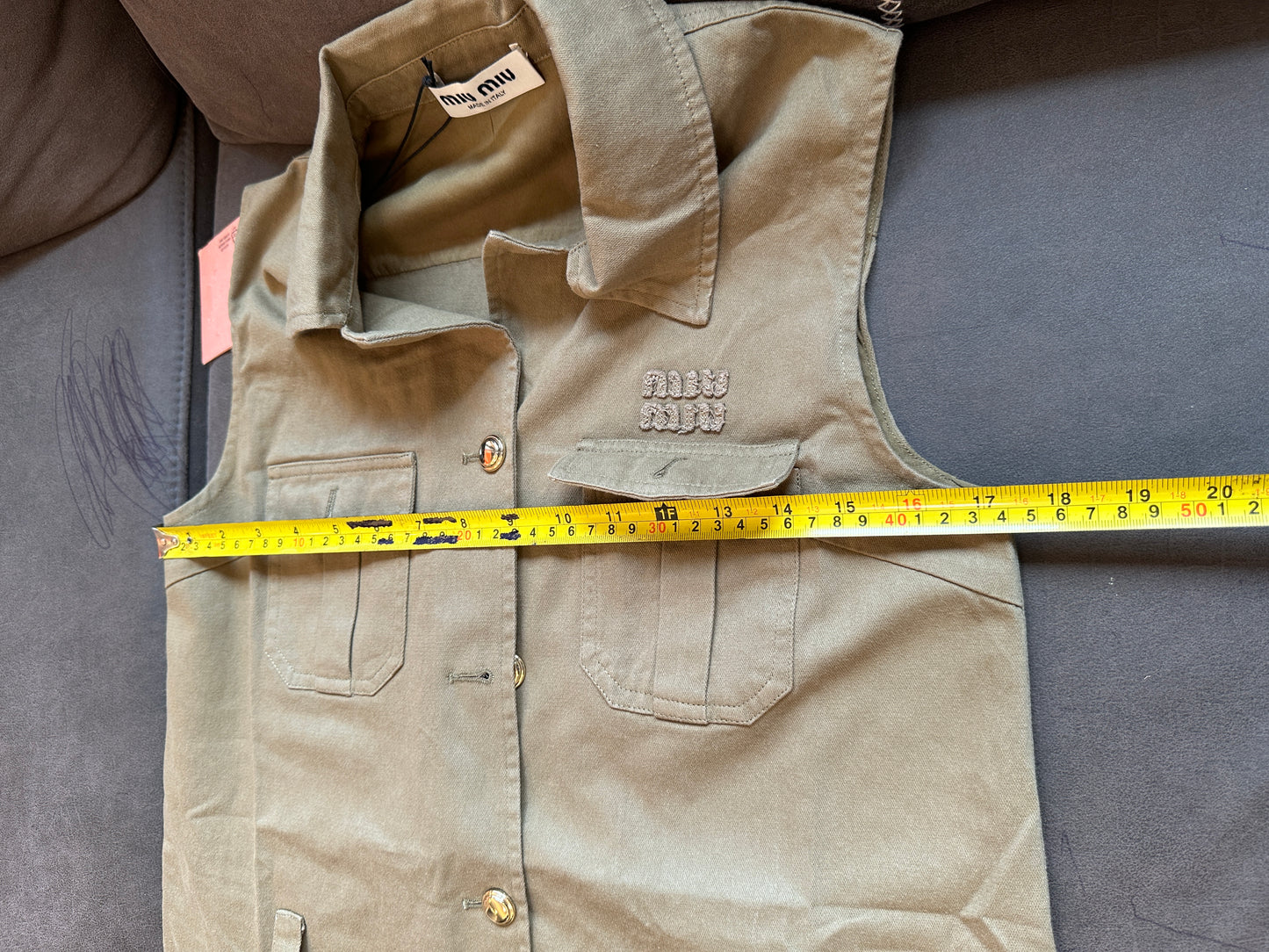 Vestido verde militar sin mangas con logo bordado de Miu Miu