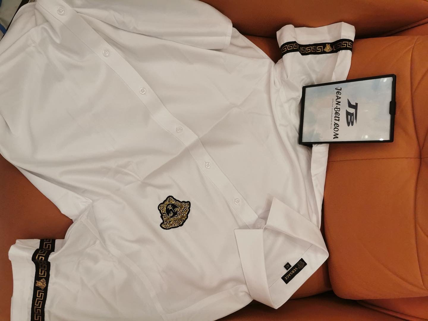 Camisa de vestir blanca de Versace con parche de Medusa bordado y ribete de clave griega