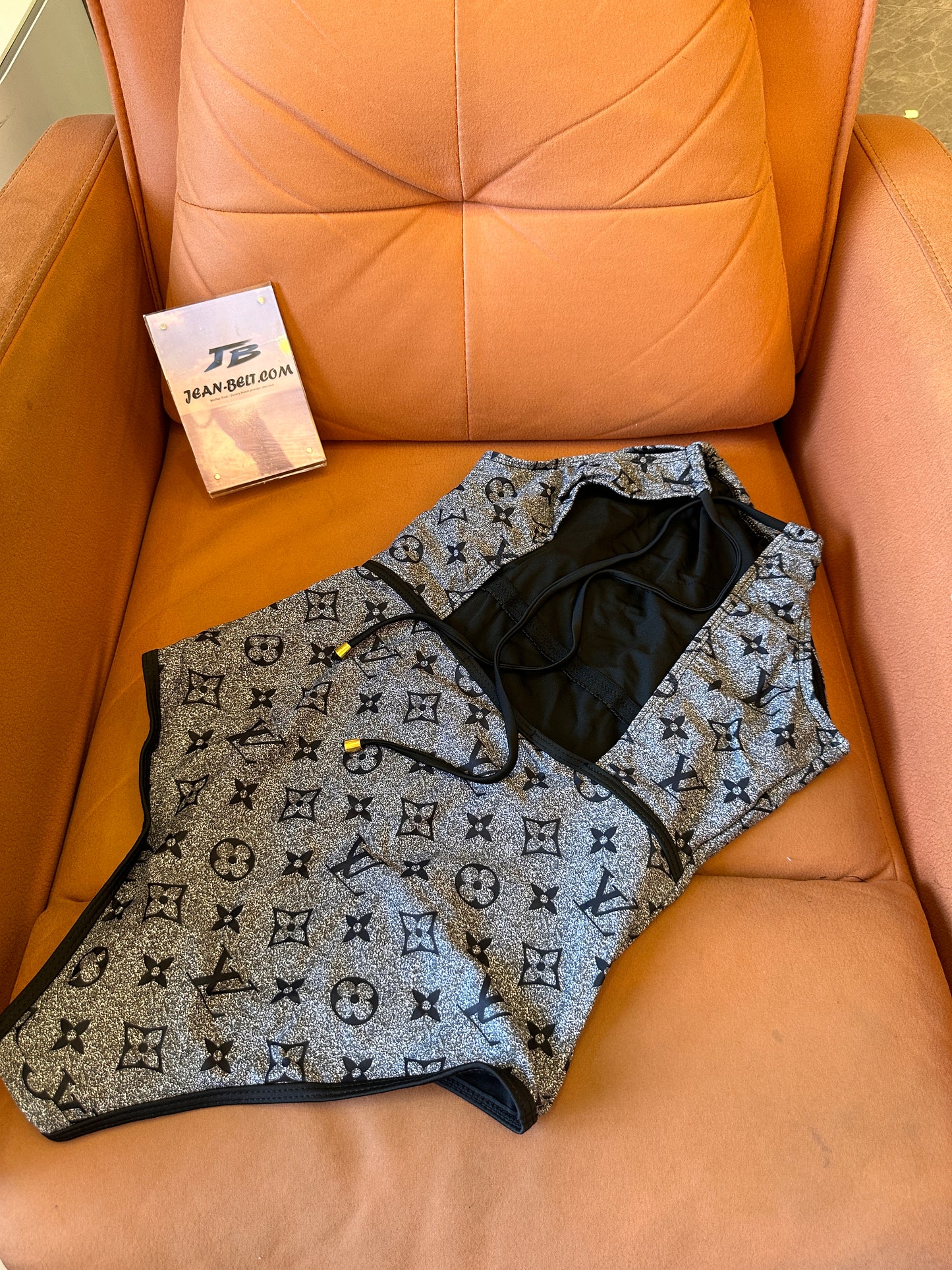 Traje de baño bikini con círculos plateados de Chanel