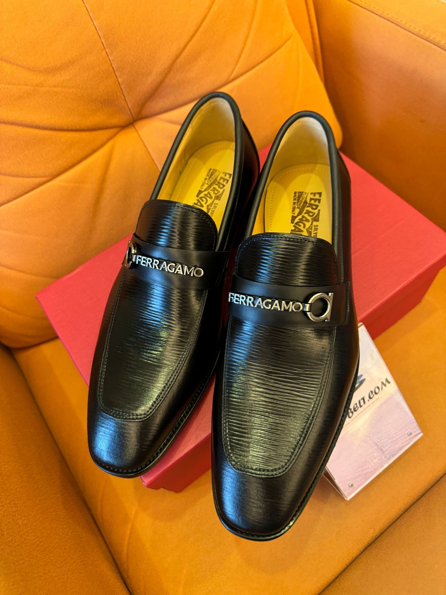 Sapatos sociais Ferragamo para homens em couro preto