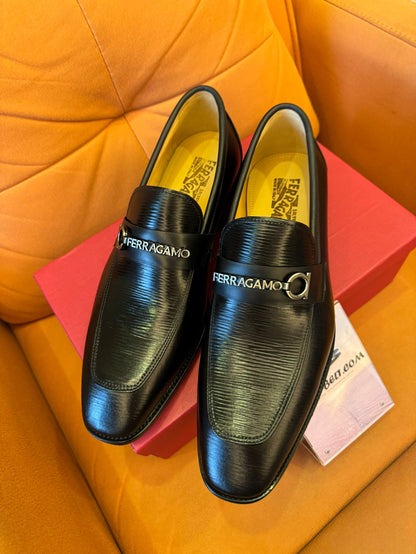 Sapatos sociais Ferragamo para homens em couro preto