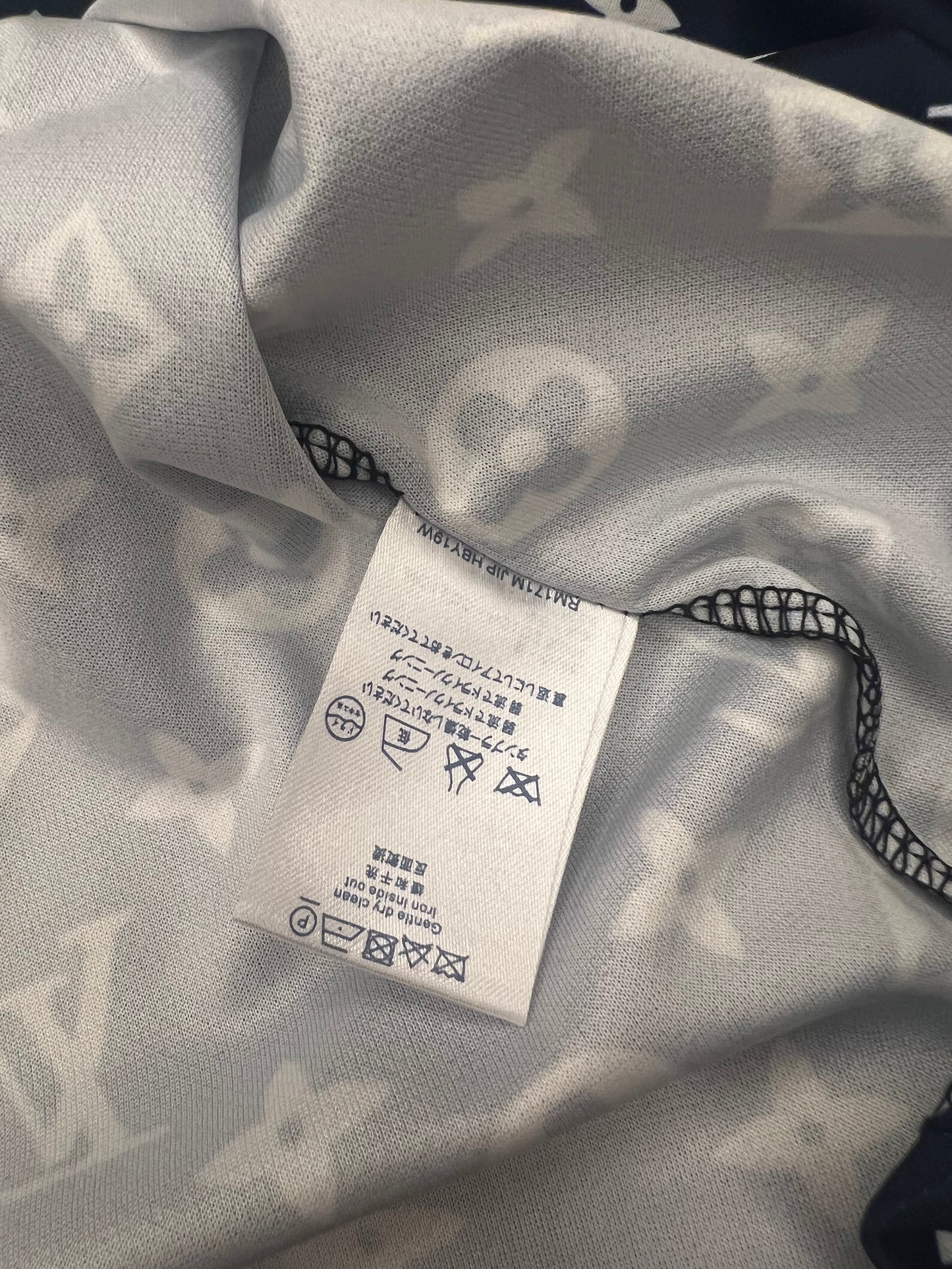 Camiseta de manga corta con estampado de monograma de Louis Vuitton: ropa informal de lujo