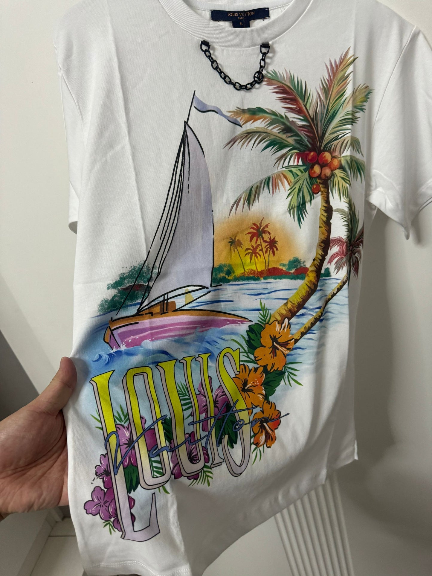 Camiseta Louis Vuitton con diseño de velero al atardecer en blanco leche para mujer