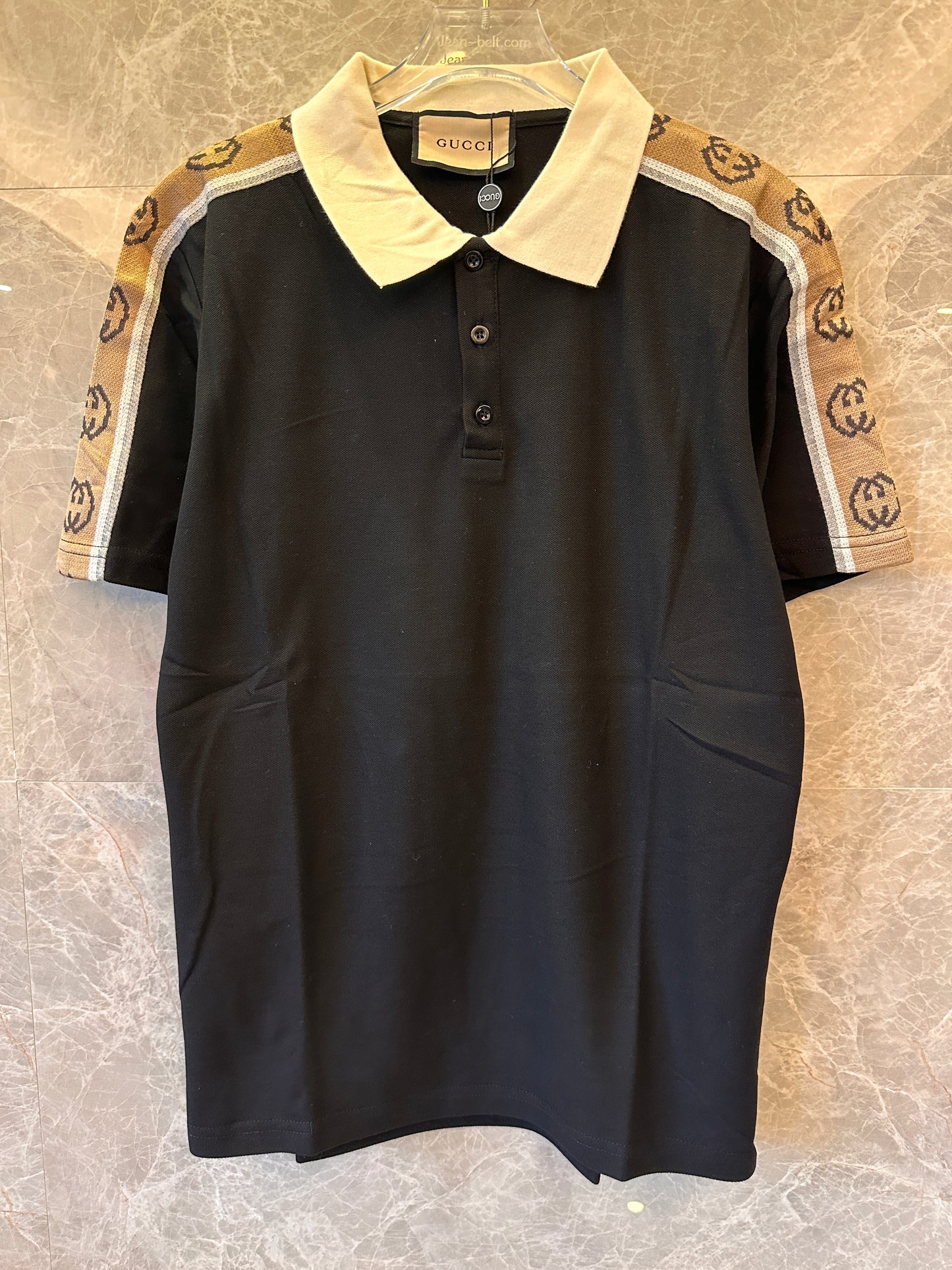Polo negro de piqué de algodón elástico con ribete de cinta jacquard y logotipo de Gucci