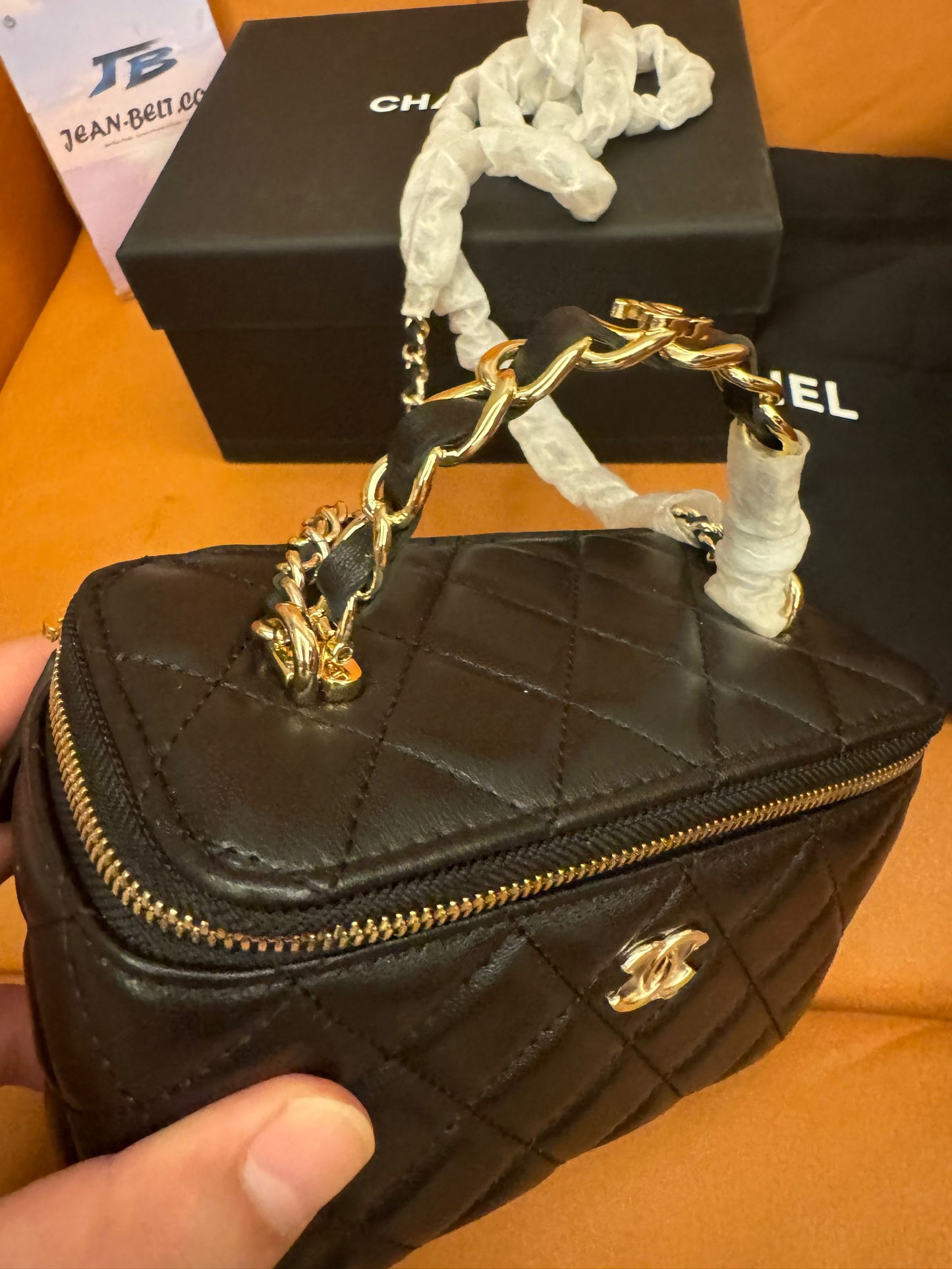 Neceser pequeño de piel de cordero acolchada con asa y cadena, con el logotipo Pick Me Up de Chanel, en negro clásico