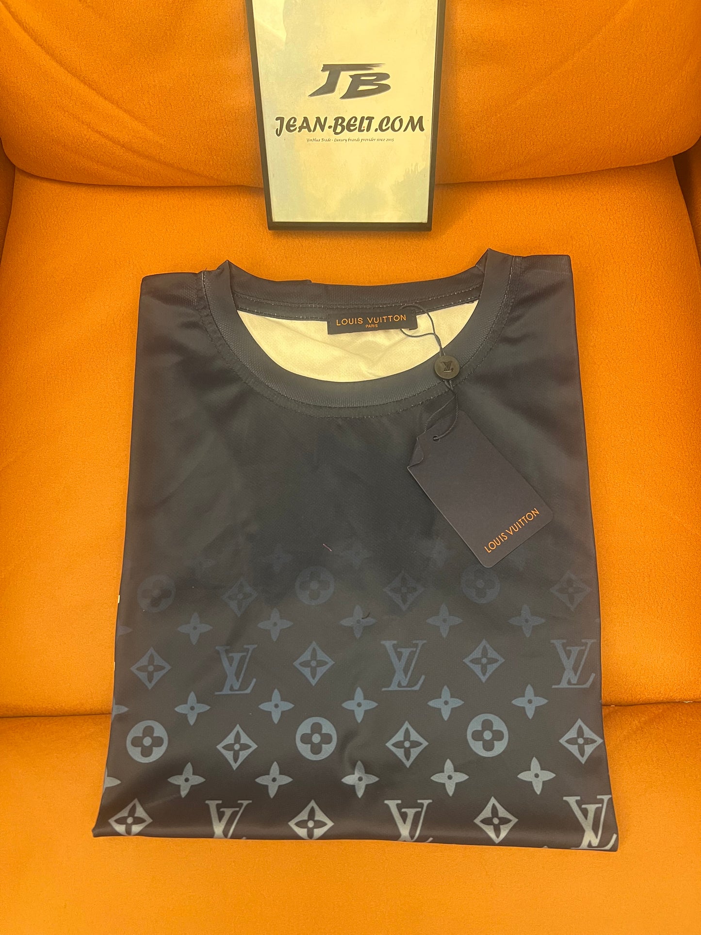 Camiseta de manga corta con estampado de monograma de Louis Vuitton: ropa informal de lujo
