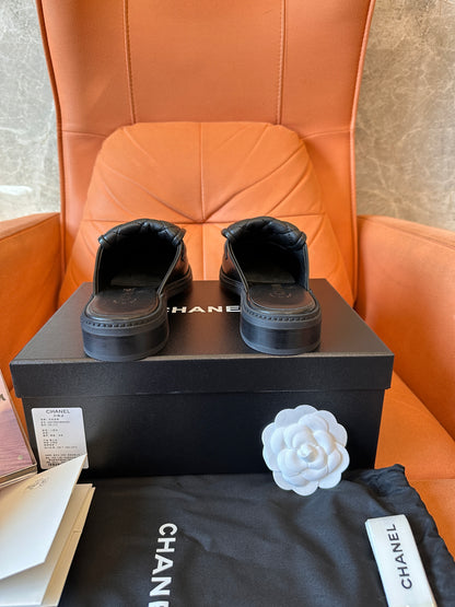Zapatillas Chanel de piel acolchada con logo CC dorado