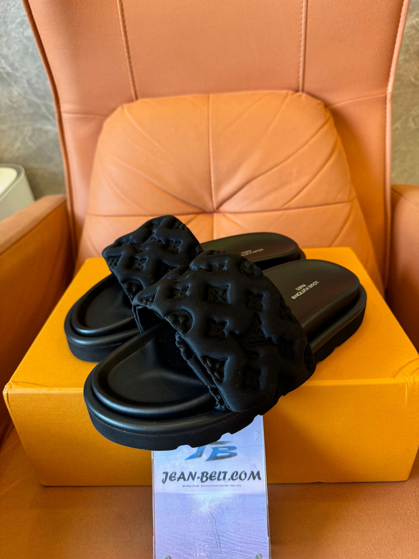 Louis Vuitton mule preto com almofada para piscina e slide unissex