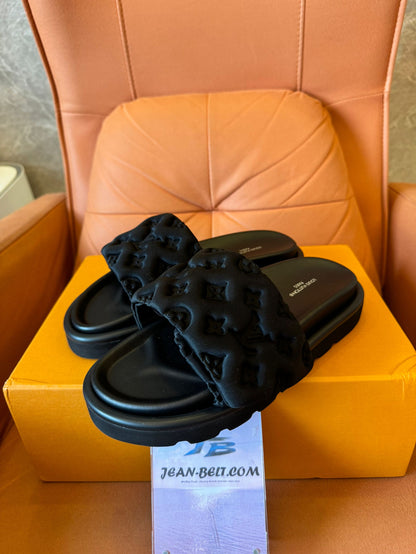 Louis Vuitton mule preto com almofada para piscina e slide unissex
