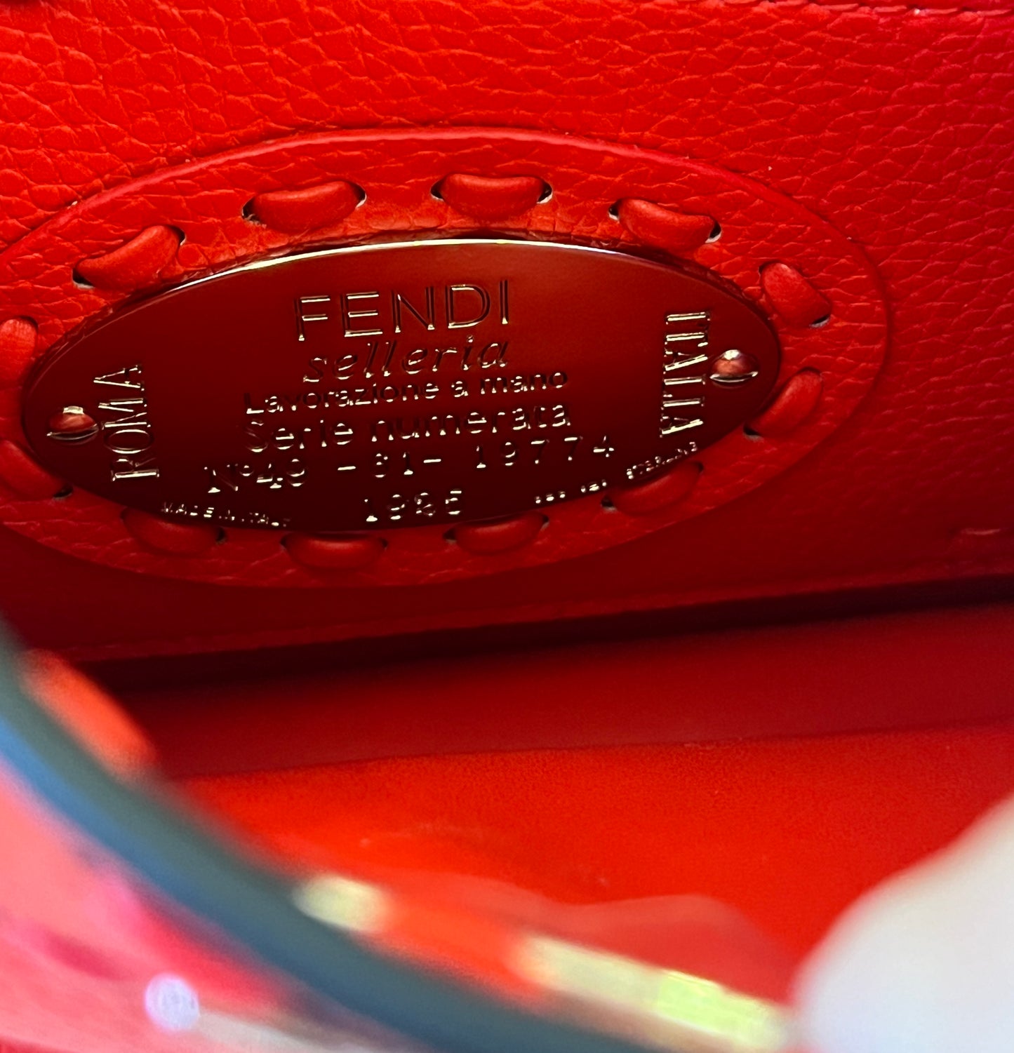 Bolso mini peekaboo FENDI bandolera/de hombro - piel granulada roja
