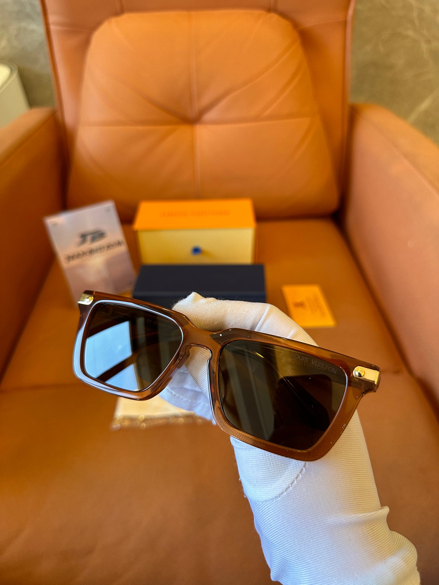 Óculos de sol quadrados Louis Vuitton LV marrom