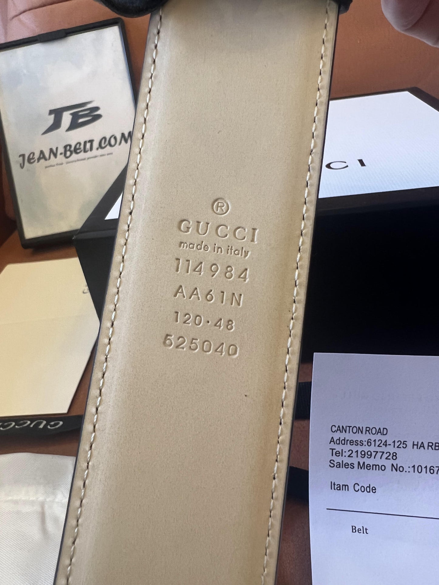 Cinturón Gucci de piel negra repujada con hebilla de doble G dorada