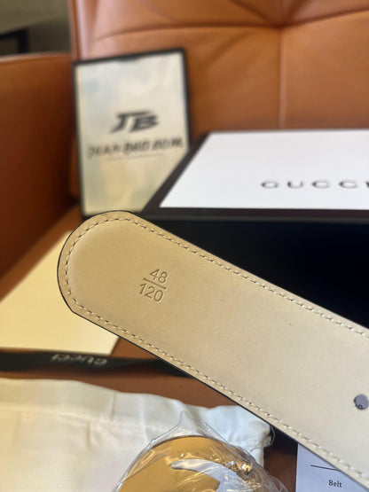 Cinturón Gucci de piel negra repujada con hebilla de doble G dorada