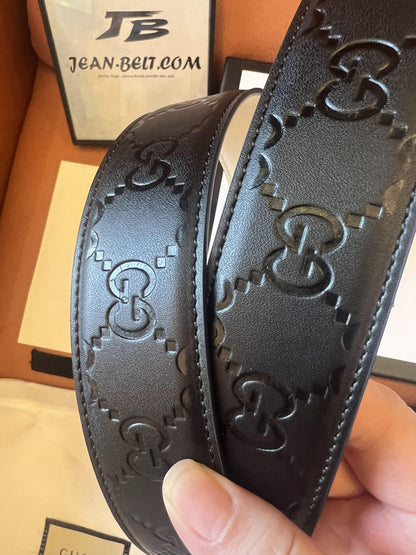 Cinturón Gucci de piel negra repujada con hebilla de doble G dorada
