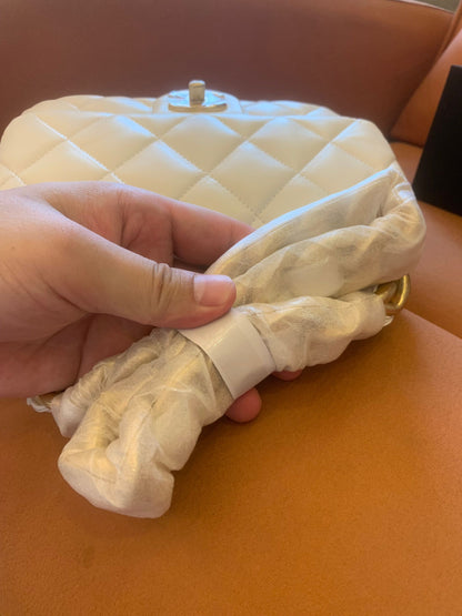 Bolso mini con solapa Chanel CF Classic en oro blanco