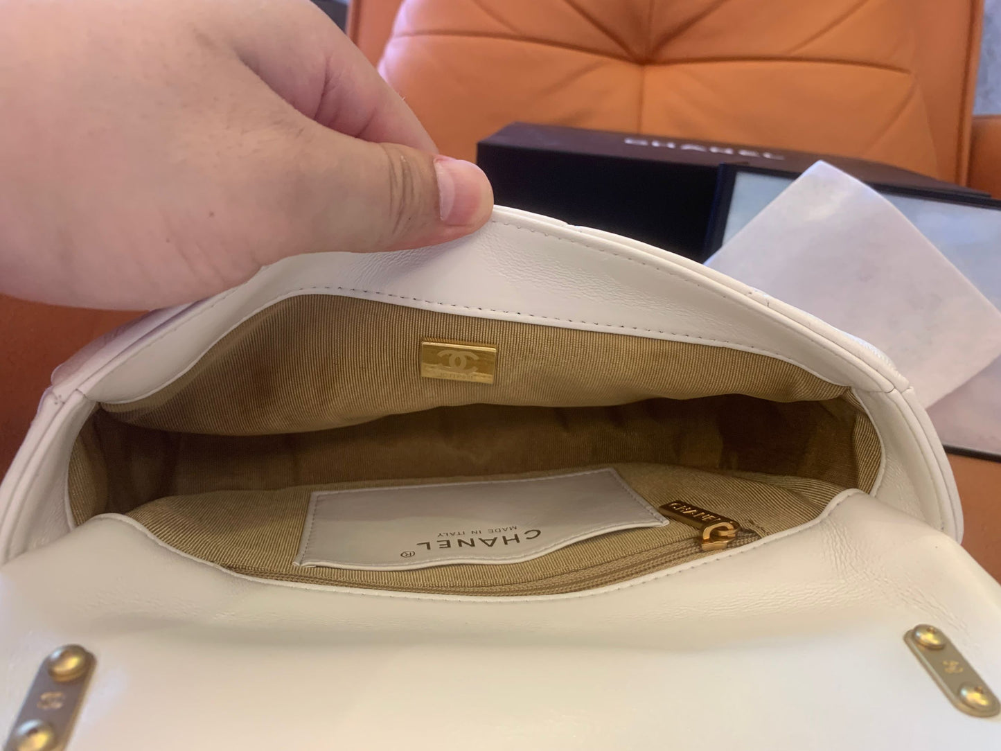 Bolso mini con solapa Chanel CF Classic en oro blanco