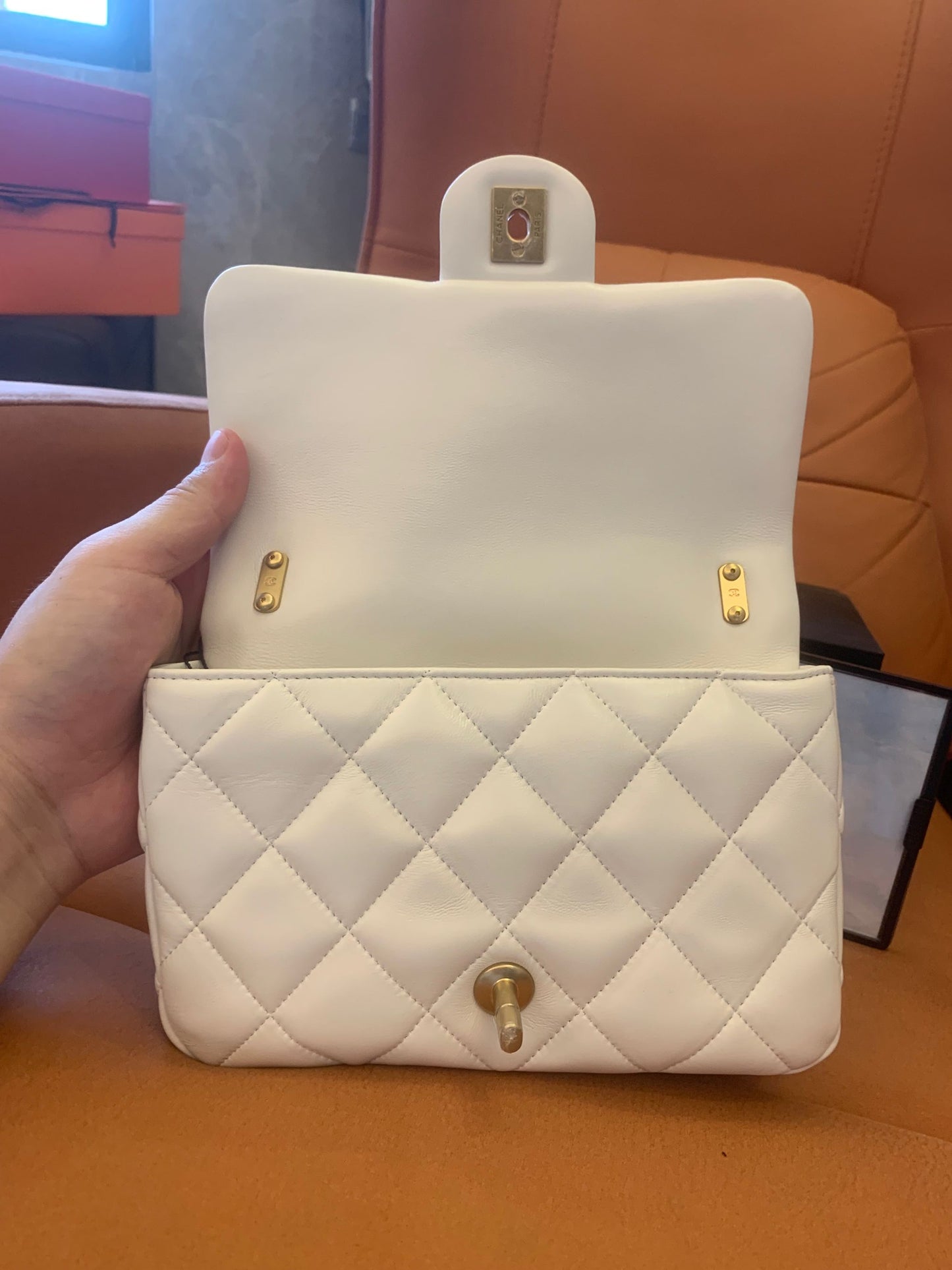 Bolso mini con solapa Chanel CF Classic en oro blanco