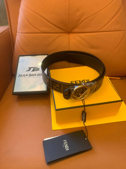Cinturón de piel con motivo FF de Fendi y hebilla con el logotipo FF dorado
