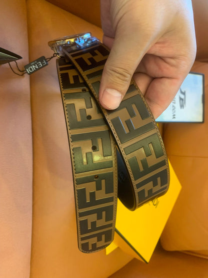 Cinturón de piel con motivo FF de Fendi y hebilla con el logotipo FF dorado