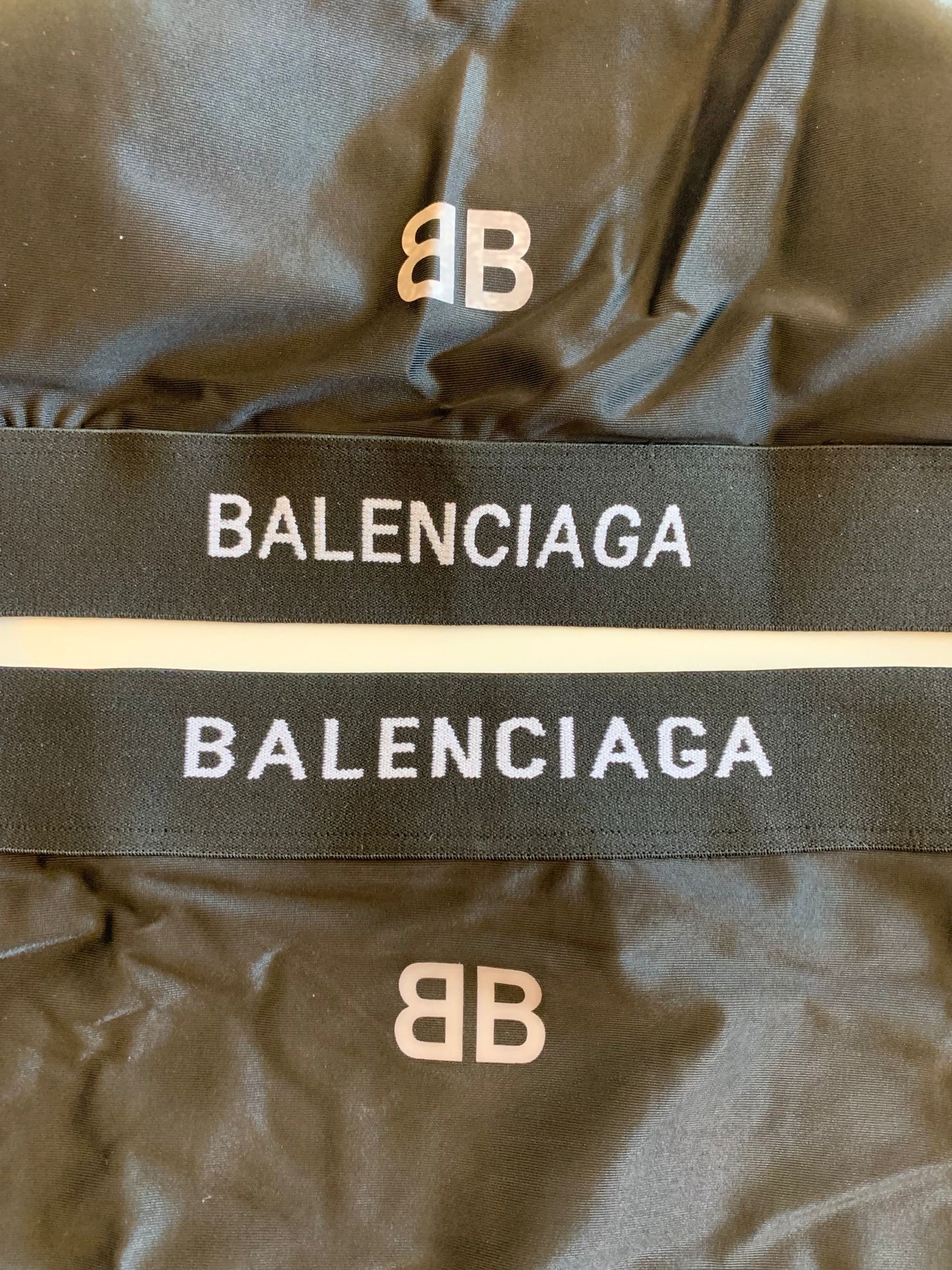 Conjunto de baño con logotipo negro de Balenciaga para mujer: top de espalda cruzada y shorts de baño