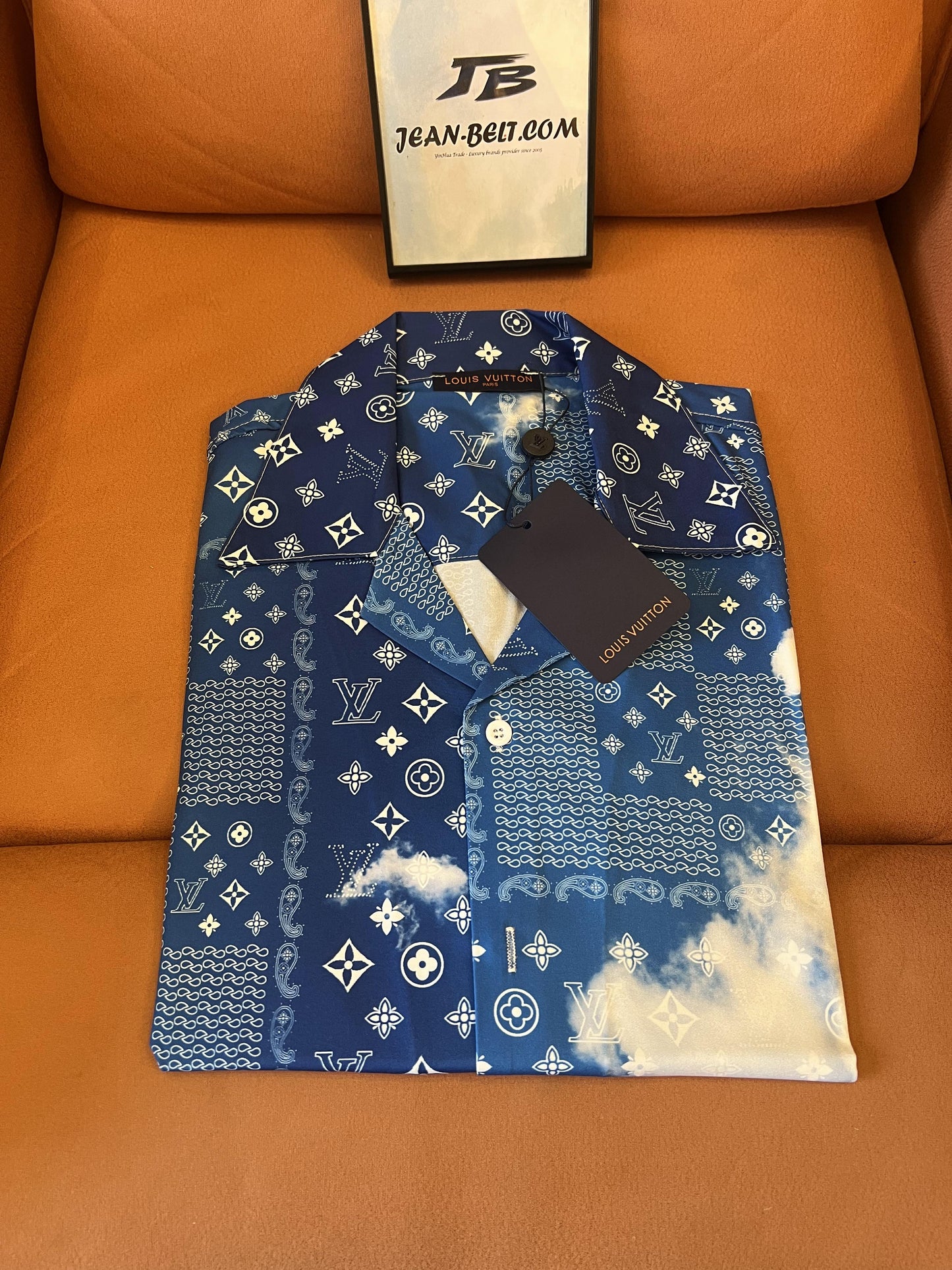 Conjunto de camisa y pantalones cortos con estampado de nubes y monograma de Louis Vuitton