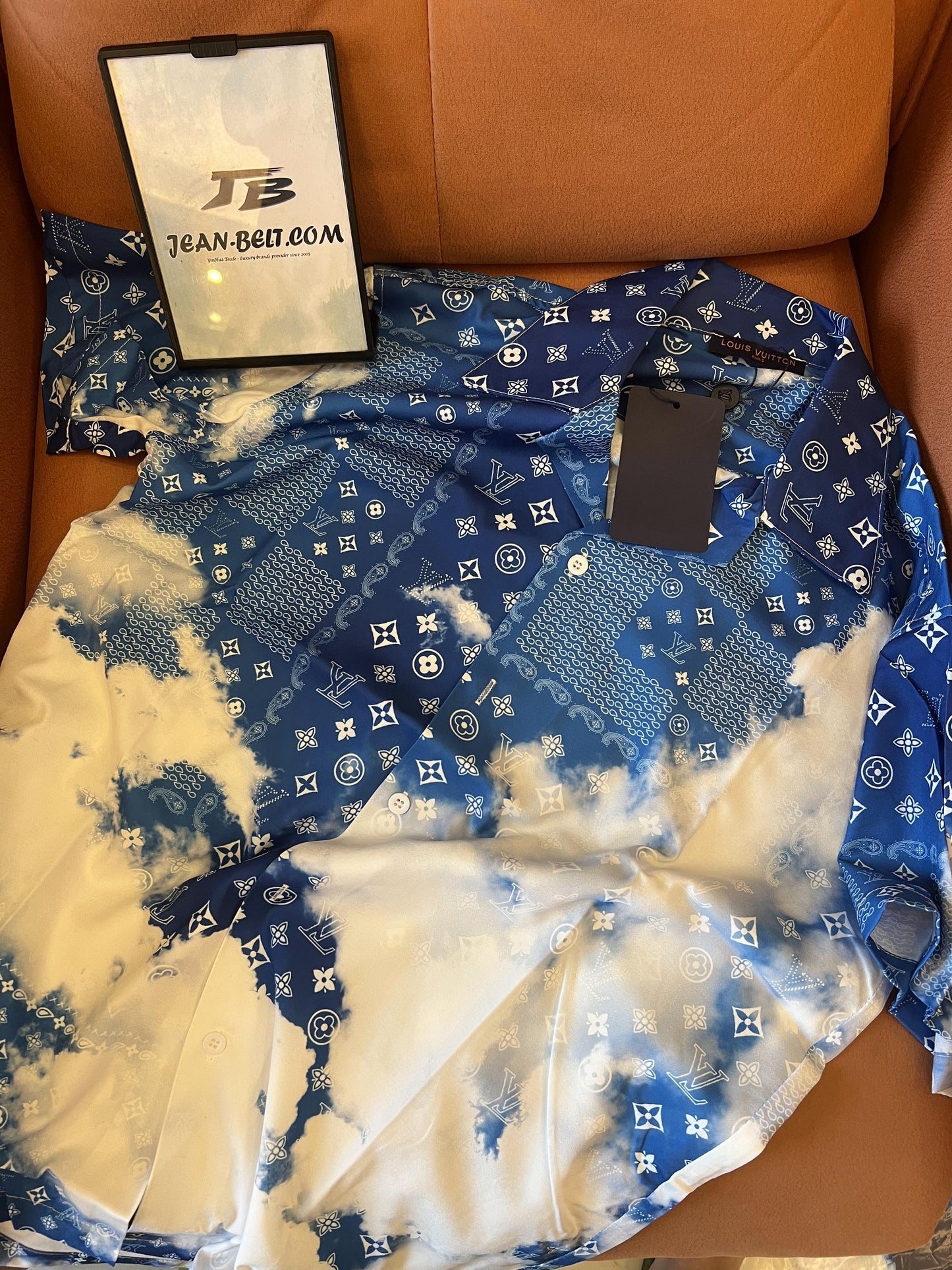 Conjunto de camisa y pantalones cortos con estampado de nubes y monograma de Louis Vuitton