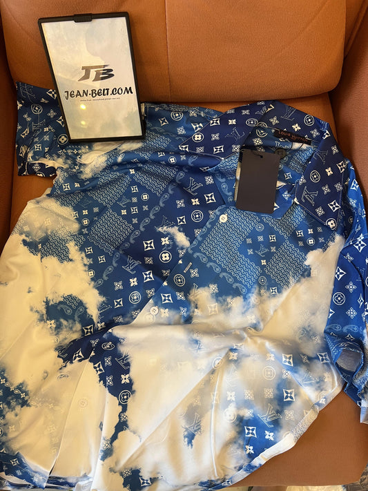 Conjunto de camisa e shorts com estampa de nuvem e monograma Louis Vuitton