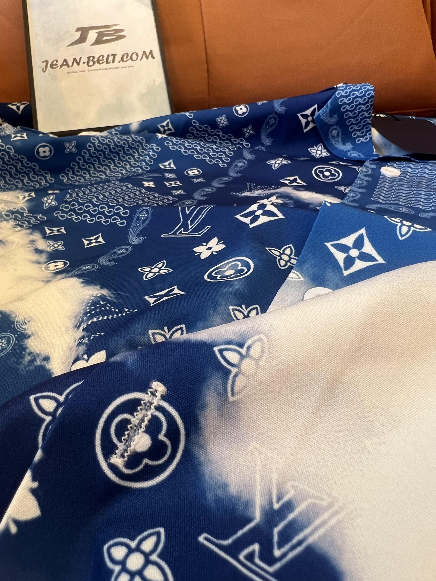 Conjunto de camisa y pantalones cortos con estampado de nubes y monograma de Louis Vuitton