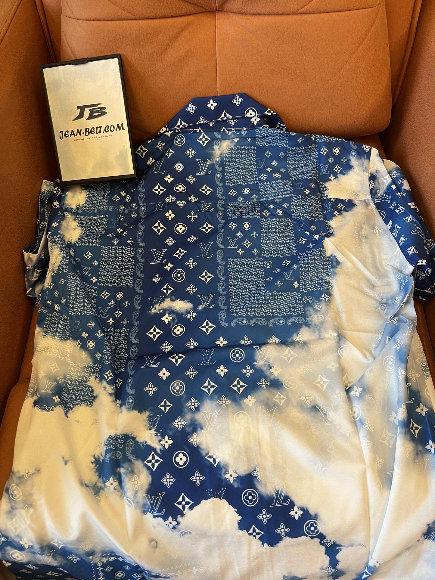 Conjunto de camisa y pantalones cortos con estampado de nubes y monograma de Louis Vuitton