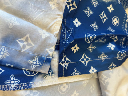 Conjunto de camisa y pantalones cortos con estampado de nubes y monograma de Louis Vuitton