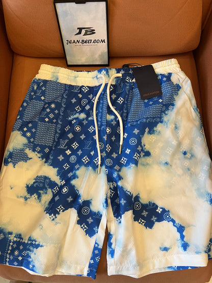 Conjunto de camisa y pantalones cortos con estampado de nubes y monograma de Louis Vuitton