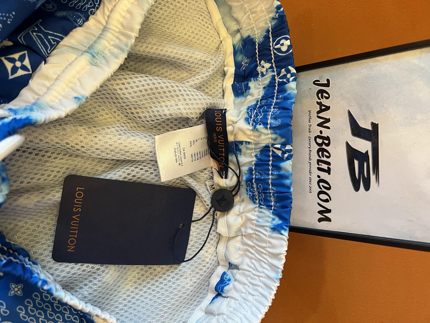 Conjunto de camisa y pantalones cortos con estampado de nubes y monograma de Louis Vuitton