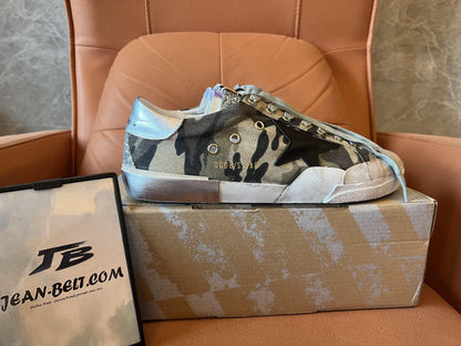 Tênis camuflados Golden Goose Superstar de cano baixo