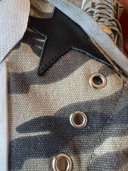 Tênis camuflados Golden Goose Superstar de cano baixo