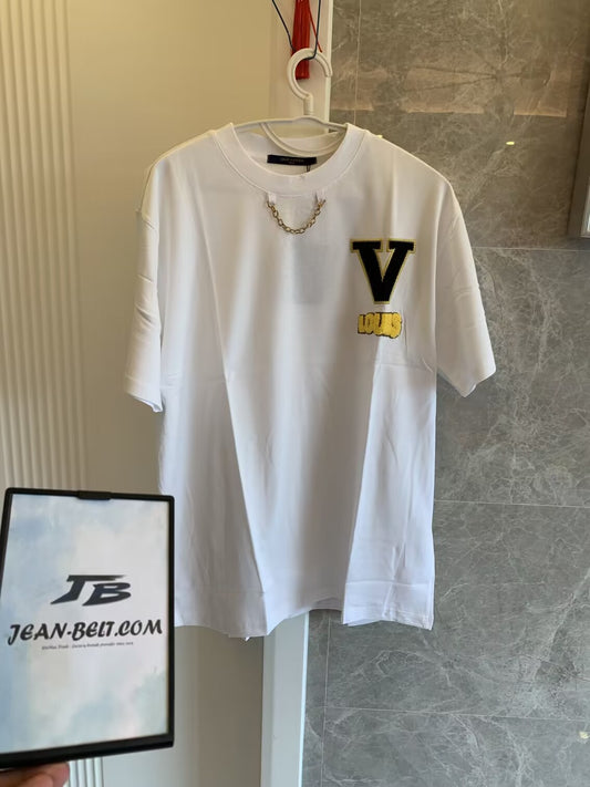 Camiseta blanca Louis Vuitton con detalle de cadena dorada y logotipo bordado