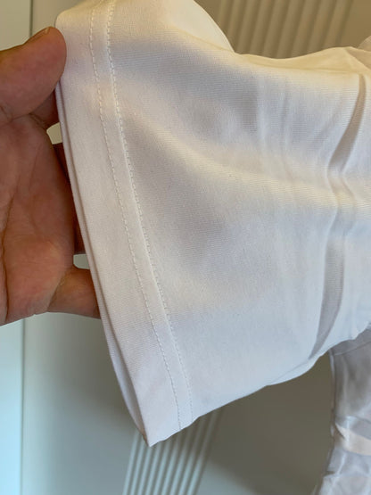 Camiseta blanca Louis Vuitton con detalle de cadena dorada y logotipo bordado
