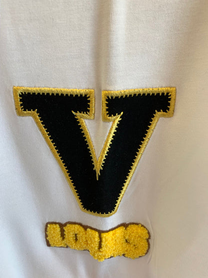 Camiseta blanca Louis Vuitton con detalle de cadena dorada y logotipo bordado