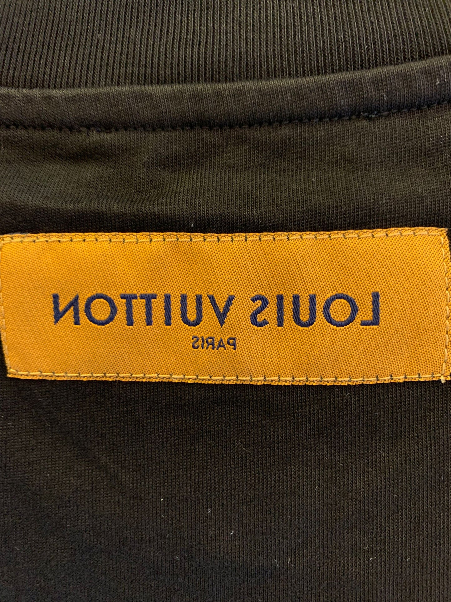 Camiseta negra con parche de pato "LV Made" de Louis Vuitton