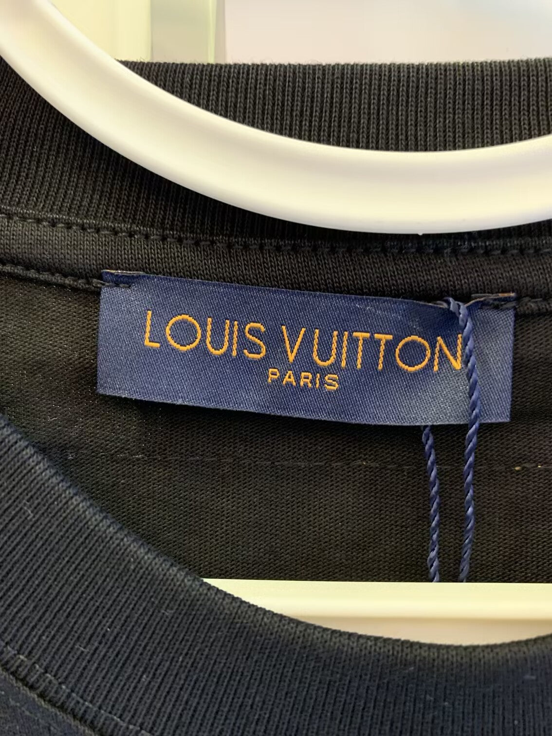 Camiseta negra con parche de pato "LV Made" de Louis Vuitton